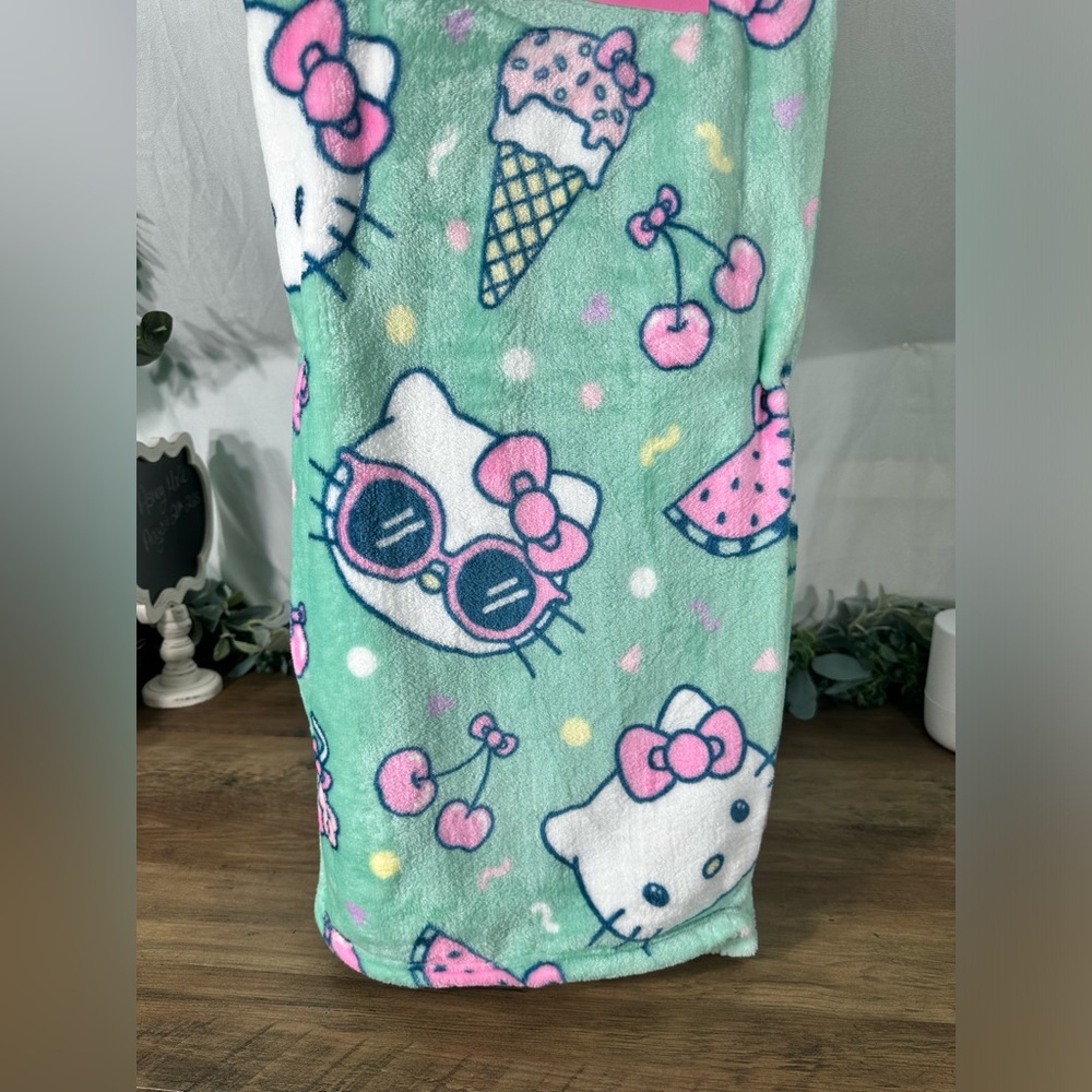 Hello Kitty soft throw 🍦 🍒 print throw